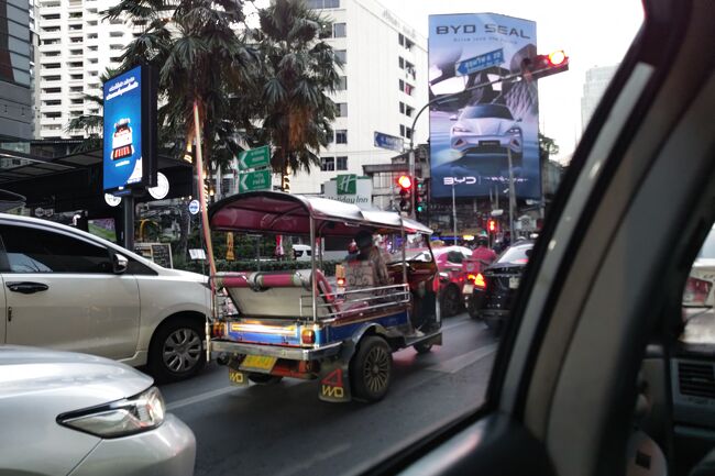 バンコクのホテルからスワンナプームに向かうタクシー、以前と変わり、乗車前に運賃をどうするか、聞いてきました。<br />・メーターを倒して、高速を使うときは別料金を払うか？<br />・500バーツで全てをお任せするか？<br />メータを倒した方が割安なのは分かりきっていますが、500バーツと最初から決めて、後はタクシーの中で何も気にすることなく過ごす方が楽だなと思い、500バーツの方にしました。<br />以前は、フォートラでは、「メーターを倒さず500バーツは、ぼったくり」って論調を何回も見かけ、僕もそれに乗ってメータを倒してもらうことを気にしたことがありましたが、乗る前に最初からこうして通訳代わりのヒルトンのボーイを介して「契約」しておくと、そんな感覚は皆無、以前から一つの「商習慣」としてあったことなのかな？とさえ感じました。<br /><br />高速に入るまでは混雑気味だった一方で、高速に入った後はスムーズな流れなのですが、運転手さん、一体何のスイッチが入ったのか、やたらめったら車線を変えて、車と言う車をごぼう抜き、お陰で空港には早く着きましたが、少し肝を冷やしました…