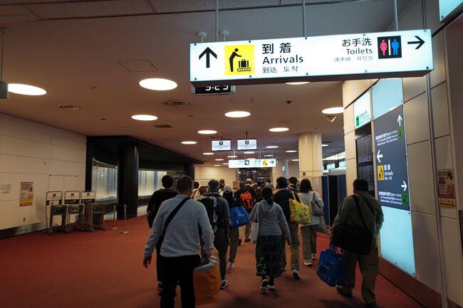 何となく、トイレに行った記憶はあるのですが、僕の記憶がちゃんと戻ったのは、羽田の着陸で、飛行機がガタっとしたとき、それまで、グッスリと眠らせていただきました。<br /><br />入国手続きは機械にパスポートの写真のページを読み込ませてアッサリ終了、預け荷物もJGCの優先扱いのお陰で早めに受け取り、税関は、Visit Japan WebのQRコードの呼び出しにちょっと手間取ったものの、パスポートを預けると、あっさりと通過、今回は道中、様々な出来事があったものの、最後は無事に日本の土を踏むことになりました。