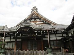 宗清寺本堂　曹洞宗の一寺、創建は1615～1624年、開山は勅諡霊鑑普照禅師、本尊は釈迦如来像です。藥井門の山門を通ると、正面に本堂、小さな庭園があります。墓地には江戸時代末期の旗本で、浦賀奉行・長崎奉行を経て、日米和親・日英和親条約締結にかかわりもった水野忠徳の墓があります