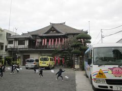 保善寺本堂　曹洞宗の一寺、創建は1593年、開山は蟠翁門龍大和尚（武田信玄の従弟）、本尊は釈迦如来像です。門が閉じられ中に入ることが出来ません