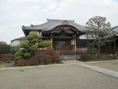 境妙寺本堂　天台宗の一寺、創建は1615～1624年、開山は安養坊了善和尚、本尊は阿弥陀三尊像です。黒色藥井門の山門を潜ると、正面に本堂があります