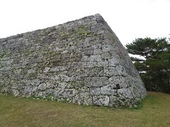 石灰岩の石垣　角が丸いのが琉球様式。