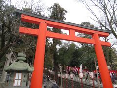 吉田神社は平安京の守護神として都の東北「鬼門」の位置にあります。
百万遍の近く、京都大学のそばです。
この鳥居からは階段を上がっていきます。
