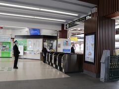 広島駅で新幹線をおり、在来線で宮島口駅へ
駅員さんのお出迎えがすごい。
今日は 宮島口の安芸グランドホテルに宿泊。