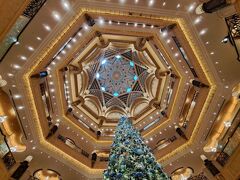 エミレーツパレスホテルの建物中心部にあるヴァンドーム
クリスマスツリーとの所から天井部を見上げます。
