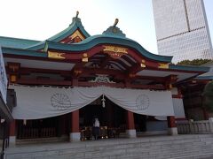 日枝神社（本殿）
　この神社は、鎌倉時代に創建され、1478年に太田道灌が江戸城内に
　川越の無量寿寺の鎮守である川越日枝神社を勧請したのがその
　始まりで、明暦の大火の後、1659年に現在の場所に移されたとの
　ことです。
　大山咋神を祀る都会にある大きな神社です。

