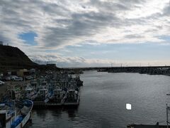 屏風ヶ浦の景色を堪能した後は海沿いを歩いて周辺を散策する。
まずは飯岡漁港。小型の船がたくさん並んでいる。湾状に整備されており、波が静か。
