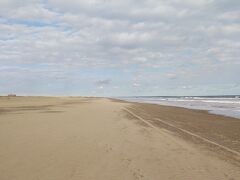 海岸にも出てみた。九十九里浜の名の通り奥までずっと砂浜が続いていた。波は時折強いものが打ち寄せていた。