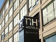 今日、明日のお泊まりはNH Hotel Torino Lingotto Congress。
だいぶ前に、フィアットの昔の工場をリノベーションしたホテルがあるというのを聞いて、それからずっと泊まってみたい！と思っていたホテルです。

地下鉄のLingotto駅を降りてすぐ！これは便利です。