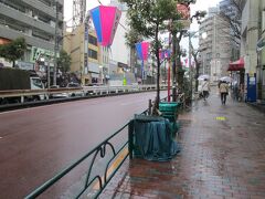 権之助坂　目黒駅と目黒新橋間の坂です。昔の幹線道路は行人坂であったが、急な坂であったために元禄時代に名主であった菅沼権之助がこの権之助坂を開いたことからこの名が付く（別説もあり）