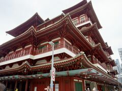 【新加坡佛牙寺龍華院】
唐朝期の建築様式で建てられた華麗な内観の寺院らしい。