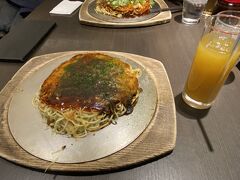 お昼ご飯は、「みっちゃん総本店　雅　そごう広島店」で広島焼きを食べました。鉄板に乗って登場！私は確かスペシャルで、パパさんはネギの入ったもの。おいし～！！