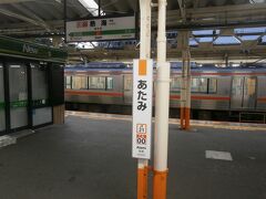  熱海駅では乗務員の交代がありますが停車時間はわずか2分間です。