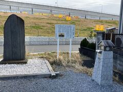 栗橋関所址碑。
碑そのものは今からちょうど100年前の大正13年（1924年）に建碑されたものですが、何度も移転を繰り返し、平成29年８月に現在の場所に来たのだそうです。