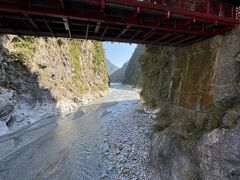 長春祠につながる橋。
