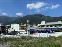 車窓から有名な新高山（玉山）を探しているけど見えない。どこだろう。
座席は空いていたので山側に移動して探します。