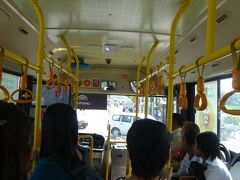 　ホテルから約7分のバス停から、37番のバスに約20分乗り、8 Mile (Mayangone)バス停で降り、そこからタクシ－で約4km走るとMae La Mu Pagodaに到着です。　初めからタクシ－でも良かったのですが、ただミャンマ－のバスに乗りたかったからです。
　なお市内バス：YBS(Yangon Bus Service)は、2020年頃までは、ダウンタウン内を循環するバスは100K(7円)で、通常のバスは200K(14円)、APS(空港までのバス)は500K(35円)でしたが、2023年に値上げになり、料金はどこで乗り降りしても同一料金の200Kで(一部の路線は300K) 、APSは500Kになっていました。ただ少し値上げはしましたが、とにかく安いです。