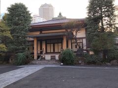 浄土寺
　日枝神社から徒歩10分くらいのところ（赤坂駅から３分）のところ
　繁華街にある浄土宗の寺院です。
　入口に大きな提灯、かわいいお地蔵様がありました。

