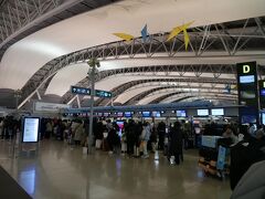 久々の関空。
出発カウンターは以前とあんまり変わってないみたい。
急いでアシアナ航空のカウンターに行くと…