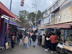 龍宮寺の参道は立ち食いが出来るお店、土産店がずらり。祭りのように賑わっていた。