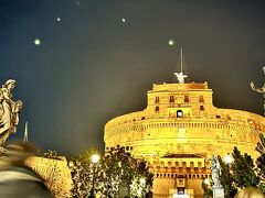 夜のサンタンジェロ城 。綺麗！夜の方が綺麗⁈