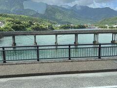 宮之浦港からまずは千尋の滝を目指して、安房川を渡ります。