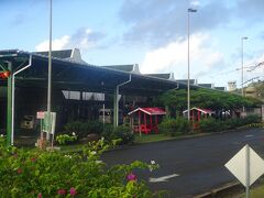 （車を下車します。）
グレナダの空港（外側）