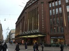 ヘルシンキの一番店（らしい）デパート・ストックマンSTOCKMANN。少しだけ入ってみました。高級店の雰囲気ですね～地下階には広いスーパーがあって、バラマキのお土産も揃いそう。