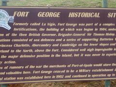 ジョージ砦（説明）（ポート・オブ・スペインを挟んで４つの砦があった。ここはその１つです。スペインや英国の植民地の時に造った。見張りや宝物の保管として使用。船が着いたら、ここで火を焚き、他の砦に知らせる役割。第２次世界大戦では海軍基地があった。タンカーも寄港し、油を積んだ。又、景色が全体的に濁っているのはサハラ砂漠よりの砂で霞んでいる。）