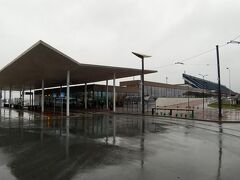 12:50、タリン空港に到着。

そしてここでついに雪が降ってきました！