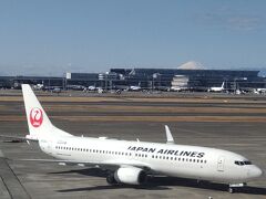 【HND（羽田空港第一ターミナル）】

「こんにちは」

今回はお昼ぐらいのフライト。
いつもは朝一番のリムジンバスでHNDに向かうのですが、
今日土曜日という事もあり、電車も混んでいないと思い、
久しぶりに電車でノンビリ羽田に！

東京は
いい天気、遠くに富士山もくっきり！！