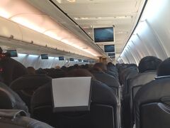 【B737-800機内】

JALのMMB行きは基本はこの「738」で飛ぶことが多いですが、
たまに「B767-300(763）」での運行があるみたいですが、
私がプランニングする際にはこのB737-800がほとんどでした。

クラスJ ：20席
普通席：145席

今回は一番後ろの席、2席配列をアサイン。
ノンビリおむすびを食べれました。