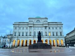 まずは、コペル・ニクス像のから見学からスタート。像の後ろにあるのは、ポーランド科学アカデミーの本拠地「スタンツ宮殿」。
