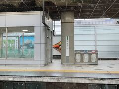 　長野駅で半分くらいのお客さんが下車しました。
　長野駅では小雪が舞っていました。
　今から43年前、当時大学生だった私は、富山から大阪へ帰ろうとしましたが、「56豪雪」で北陸本線が福井県で運休、仕方ないので金沢発上野行き特急「白山」に乗って東京駅から東海夜行に乗って大阪へ向かいました。
　特急「白山」は終点　上野駅までずっと立ちっぱなしでした。途中の長野駅に到着した時、意外に雪が少なかったことに驚いた記憶があります。長野駅から特急「しなの」号に乗り換える人もいました。「ああそうか、そんな方法もあったんだ」、当時は、北陸が大雪なら長野も大雪だろうと思い込んでいました。(笑)
　そんな長野駅の思い出です。