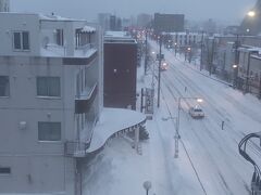 【ホテルルートイン網走駅前】

「おはようございます」

小雪のちらつく朝です。
夜にホテルに到着したと思われる車の屋根に積雪があるので、
それなりに雪が降っていたようです。
