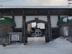 【旧網走刑務所正門】
（永専寺山門）

旧網走刑務所の正門です。

いまはお寺・幼稚園の施設の一部です。

網走監獄へ行った後ならばここに来るのはお勧めです。
もちろん行く前でもおすすめです。

正門しかありませんが、
本物をこうやって移築して保存することは素晴らしいと思います。

こちらのお寺の方に感謝です。