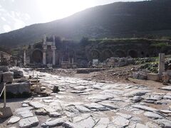 ドミティアヌスの神殿
エフェソス都市の中で一番大きな建物の一つです。
現在は基礎部分しか残っていませんが、23×34ｍの6段の下部構造の上に建てられた神殿には8×13本の柱があったそうです。
皇帝ドミティアヌスに奉納する為に89～90年頃造られましたが、暴君だったことで死後に記憶の破壊に処され、ドミティアヌス個人ではなく彼の家族フラウィウス家へ捧げられたという経緯があります。
