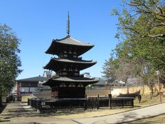 興福寺右回りで周遊したいと思います。まずは鎌倉時代創建で興福寺最古の建物といわれる 国宝「興福寺 三重塔」です。木割が細く軽やかで優美な線が特徴で平安時代の建築様式を今に伝えています。