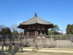 「興福寺 三重塔」を北方向に進むと国宝「興福寺 北円堂」です。養老５年（721）創建で日本に現存する八角円堂の中で最も美しいと賞賛されているお堂です。
