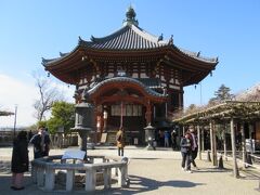 次は道なりに南方向へ行くと重要文化財「興福寺 南円堂」があります。
弘仁４年（813）の創建で国宝ではありませんが、朱塗りが映える南円堂ですね。