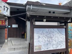 トイレがないので入り口にある公衆トイレに行っておきます。
観光地ですがペーパーなどは無し。
足元も濡れているのでスカートなど要注意です。