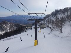 15:10　リフト山頂駅でアイゼン外し、トレッキングポール・ピッケルを収納して下りリフトに乗る。ゲレンデは、風はありますが、好天です。最終時間の15:45には３０分程余裕がありました。