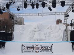 雪ミク（SNOW MIKU）2024の雪像。

雪ミクは、帰り前に寄った三越にも特設コーナーがあるほどでした。
