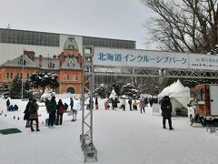 ここで、少し早めのランチを兼ねていったん大通りを離れました。

向かった先は六花亭・札幌本店で、喫茶室でパンケーキあたりでランチにしようと思っていました。

途中、北海道庁旧本庁舎の所です。
来年まで修復工事中です。修復完了したらまた来たいです。