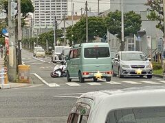 バス内から目撃！バイク転倒！！
白線で滑ったのか。。。左折した直後でスピード緩かったので
すぐ立ち上がり大丈夫そうでしたが。。。お気を付けて。