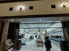 お店の名前がピカデリーとはこれいかに？

と突っ込んでましたが、ここでお菓子のお土産を買いました。