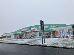 次の休憩、東部湯の丸SAでは雪が2センチくらい積もってます！

午後から降り始めの予報でしたが、午前10時にはかなり本格的に降り始めていました。

さらに、中央道はすでに閉鎖になっていました！関越で来て正解でした。