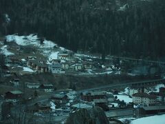 ツエルマットに近づくにつれ、次第に外は雪景色に。
山の斜面に小さな家家が点在する牧歌的な風景は、まさにスイスをイメージする景色そのものです。