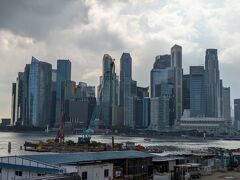 巨大な高層ビル群はマンハッタンか香港を彷彿させます