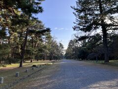 歩いてやってきたのは京都御苑です。
こちらの中にある京都御所を参観する場合は事前予約が必要。
私たちは以前に見たことがあるので
今日はそれ以外の場所を散策することに。